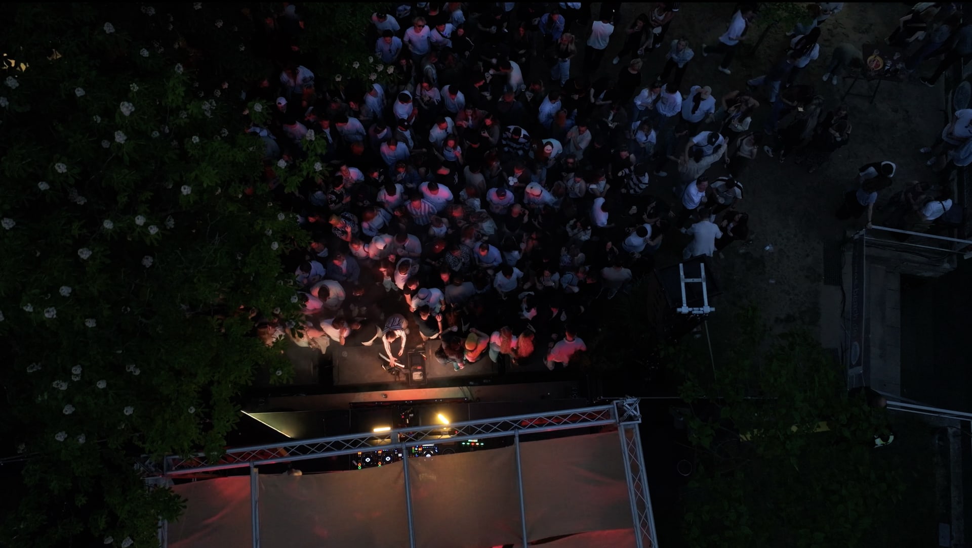 Open Air bei Nacht, Draufsicht auf Bühne und Publikum