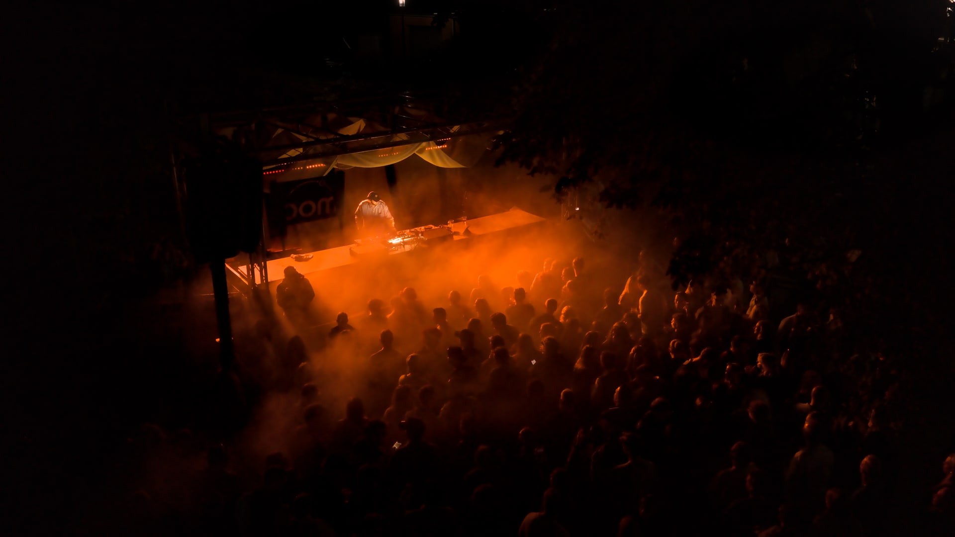 Drohnenaufnahme eines Open Airs mit Nebel und warmem Licht